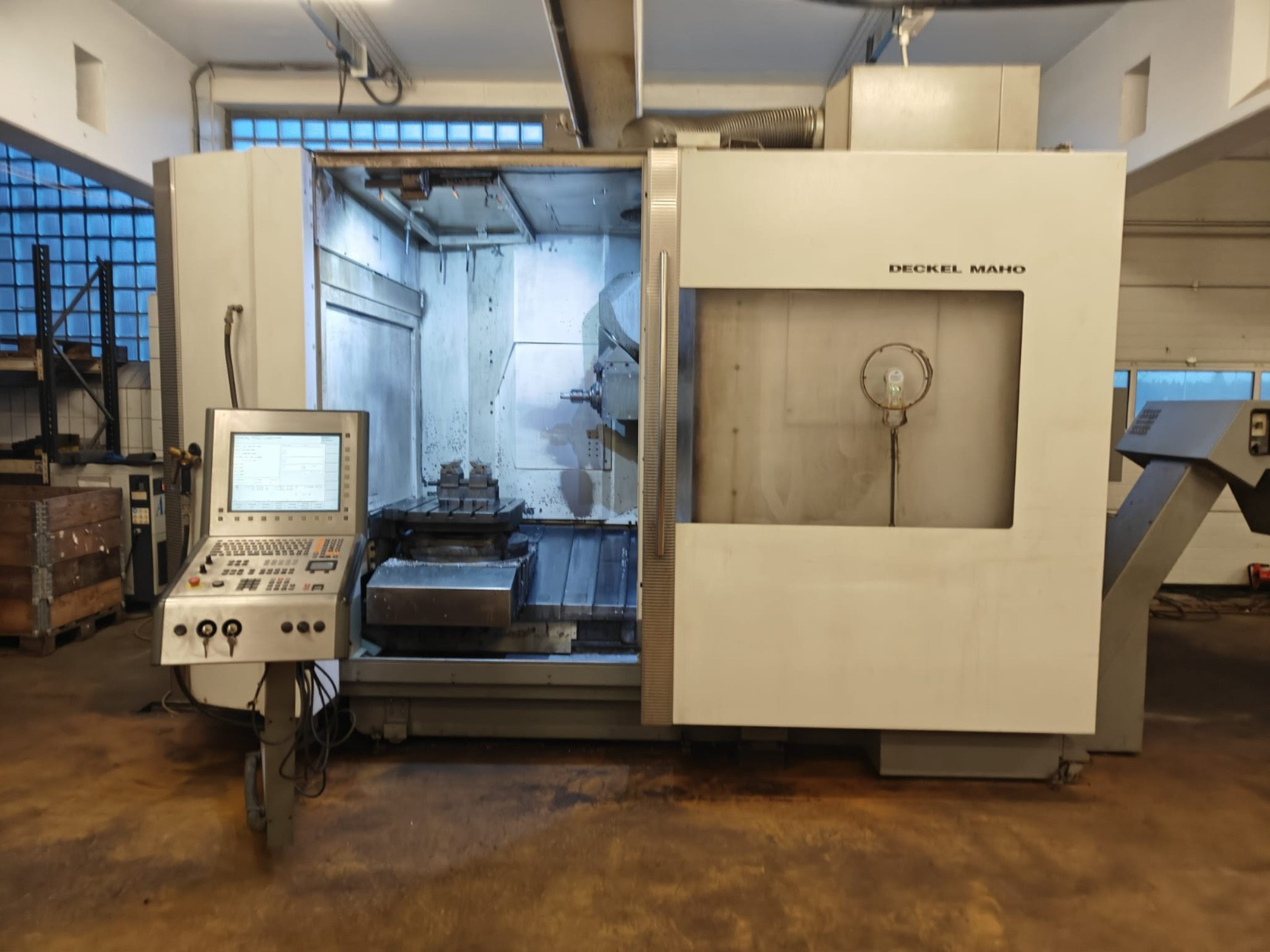 ➤ Used OKUMA GENOS M460V-5AX Universal Machining center