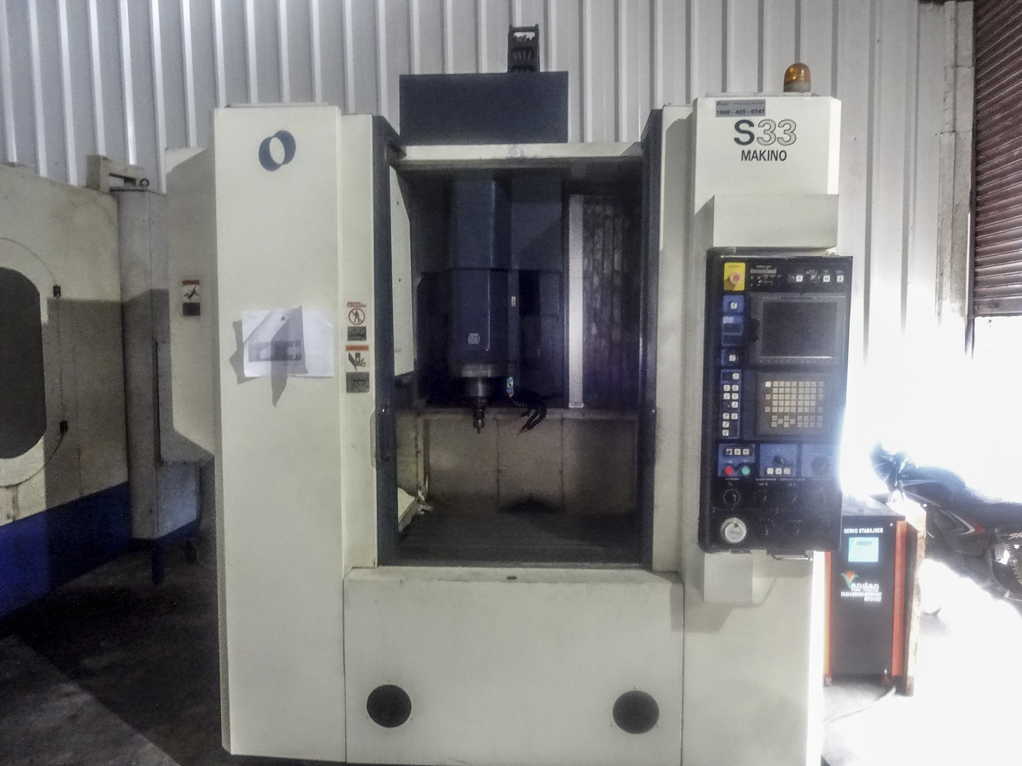 Makino S33 Vertical Machining Center